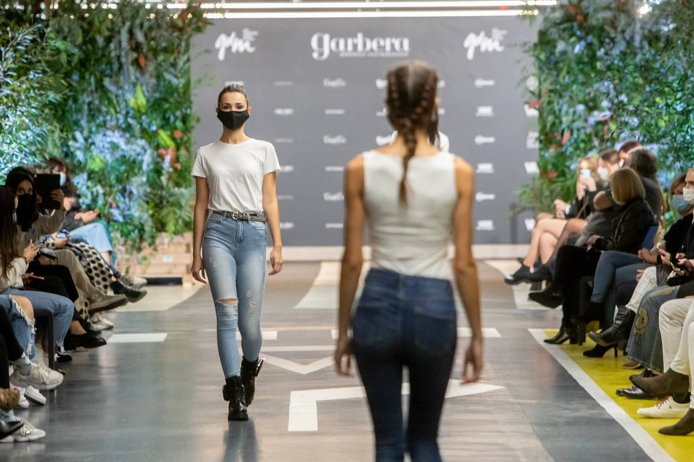 El nuevo parking de Garbera acogió el primer evento presencial de la «era Covid» dentro del GdM San Sebastián Moda Festival. Con el aforo completo, una puesta en escena sorprendente y colorista y un plantel de firmas primer nivel estatal, 15 firmas presentaron sus colecciones otoño-invierno 2020/2021 con un pase final cargado de simbolismo y apoyo al comercio de proximidad.