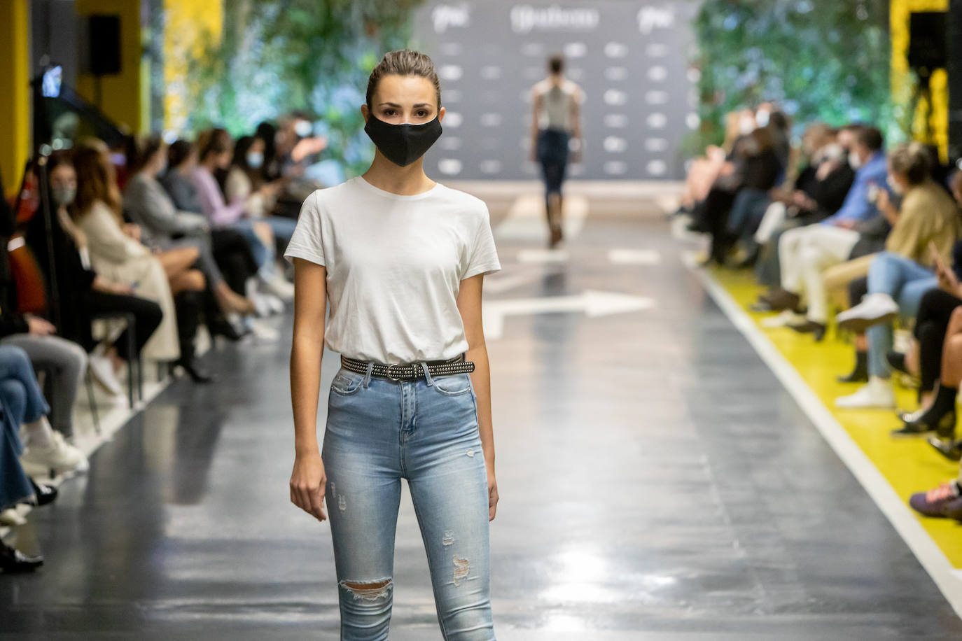 El nuevo parking de Garbera acogió el primer evento presencial de la «era Covid» dentro del GdM San Sebastián Moda Festival. Con el aforo completo, una puesta en escena sorprendente y colorista y un plantel de firmas primer nivel estatal, 15 firmas presentaron sus colecciones otoño-invierno 2020/2021 con un pase final cargado de simbolismo y apoyo al comercio de proximidad.