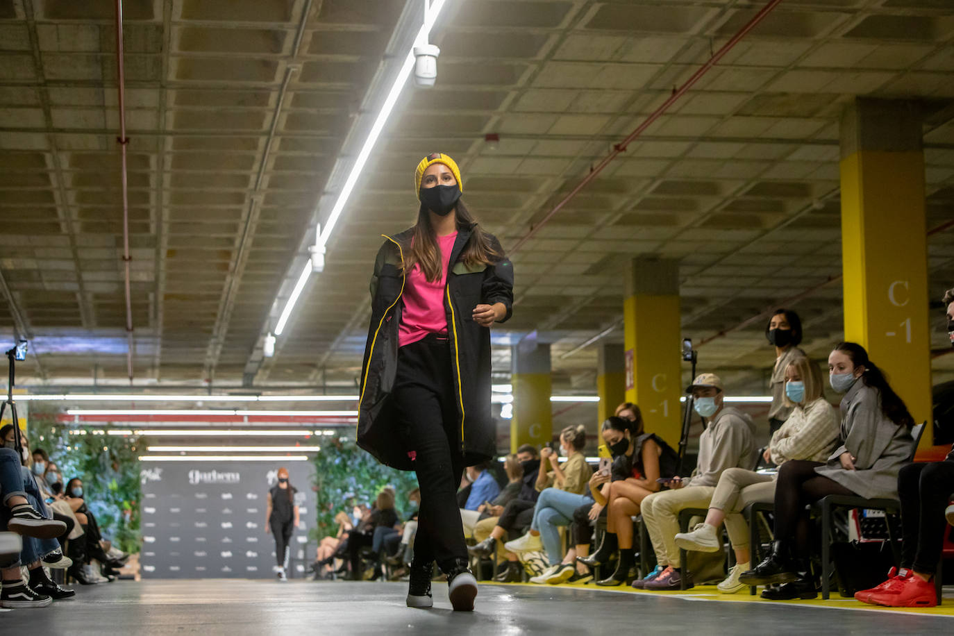El nuevo parking de Garbera acogió el primer evento presencial de la «era Covid» dentro del GdM San Sebastián Moda Festival. Con el aforo completo, una puesta en escena sorprendente y colorista y un plantel de firmas primer nivel estatal, 15 firmas presentaron sus colecciones otoño-invierno 2020/2021 con un pase final cargado de simbolismo y apoyo al comercio de proximidad.