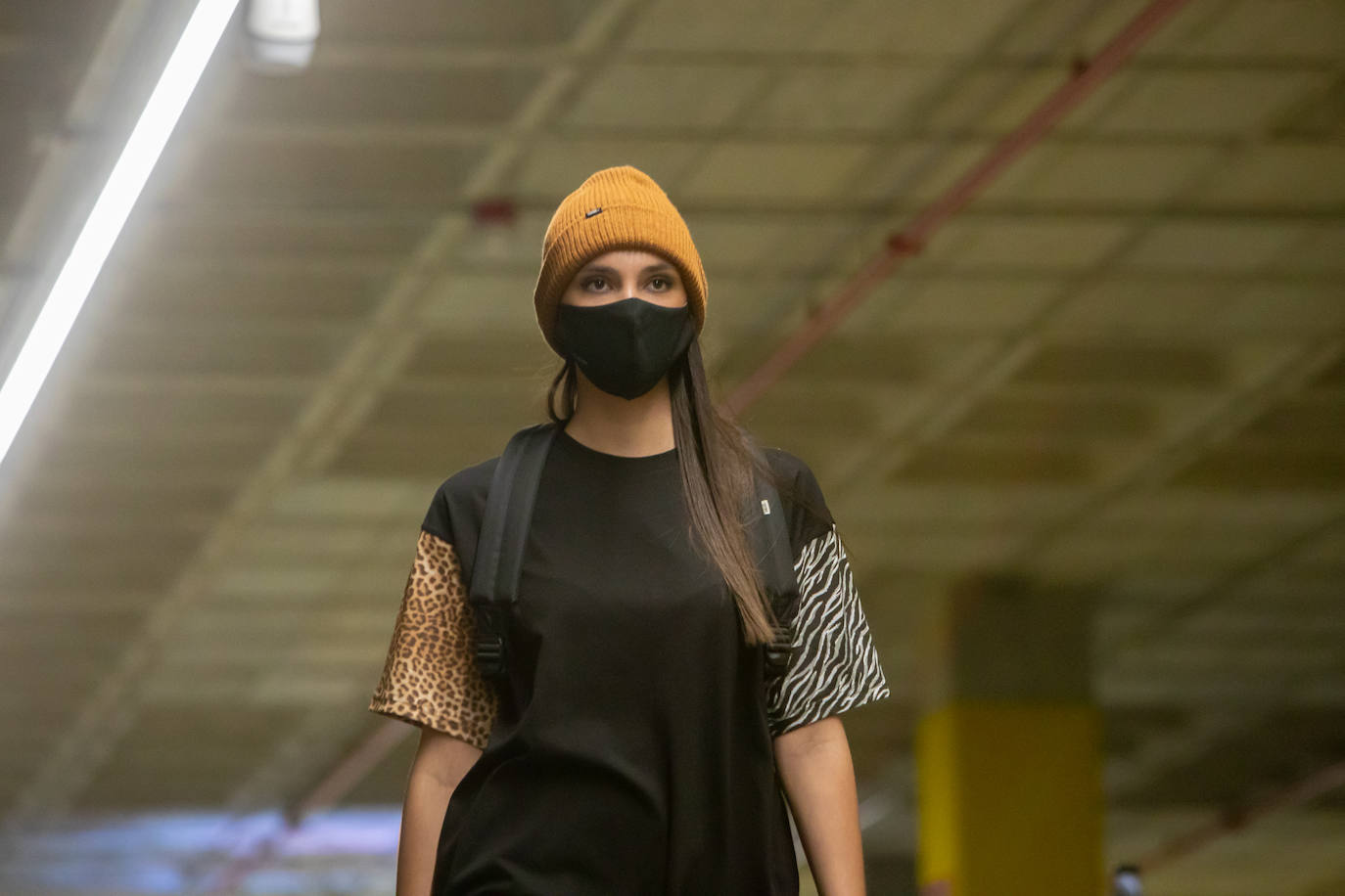 El nuevo parking de Garbera acogió el primer evento presencial de la «era Covid» dentro del GdM San Sebastián Moda Festival. Con el aforo completo, una puesta en escena sorprendente y colorista y un plantel de firmas primer nivel estatal, 15 firmas presentaron sus colecciones otoño-invierno 2020/2021 con un pase final cargado de simbolismo y apoyo al comercio de proximidad.