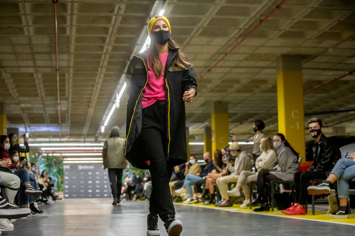 El nuevo parking de Garbera acogió el primer evento presencial de la «era Covid» dentro del GdM San Sebastián Moda Festival. Con el aforo completo, una puesta en escena sorprendente y colorista y un plantel de firmas primer nivel estatal, 15 firmas presentaron sus colecciones otoño-invierno 2020/2021 con un pase final cargado de simbolismo y apoyo al comercio de proximidad.