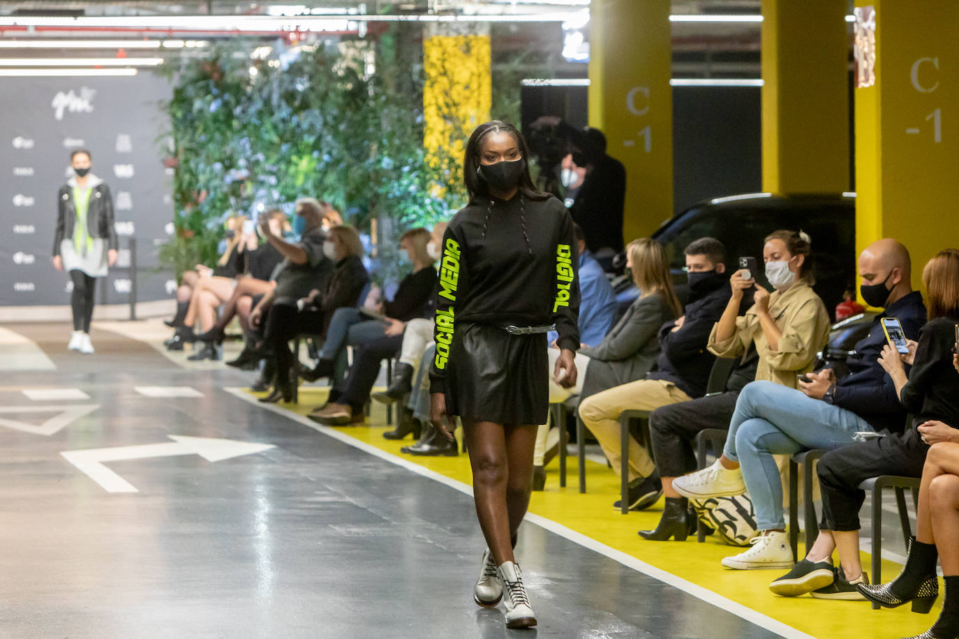 El nuevo parking de Garbera acogió el primer evento presencial de la «era Covid» dentro del GdM San Sebastián Moda Festival. Con el aforo completo, una puesta en escena sorprendente y colorista y un plantel de firmas primer nivel estatal, 15 firmas presentaron sus colecciones otoño-invierno 2020/2021 con un pase final cargado de simbolismo y apoyo al comercio de proximidad.