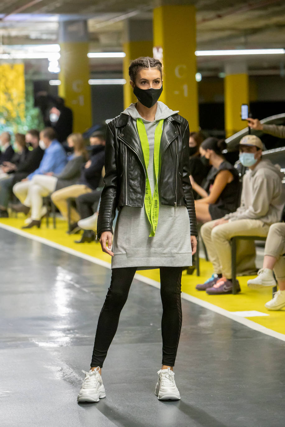 El nuevo parking de Garbera acogió el primer evento presencial de la «era Covid» dentro del GdM San Sebastián Moda Festival. Con el aforo completo, una puesta en escena sorprendente y colorista y un plantel de firmas primer nivel estatal, 15 firmas presentaron sus colecciones otoño-invierno 2020/2021 con un pase final cargado de simbolismo y apoyo al comercio de proximidad.