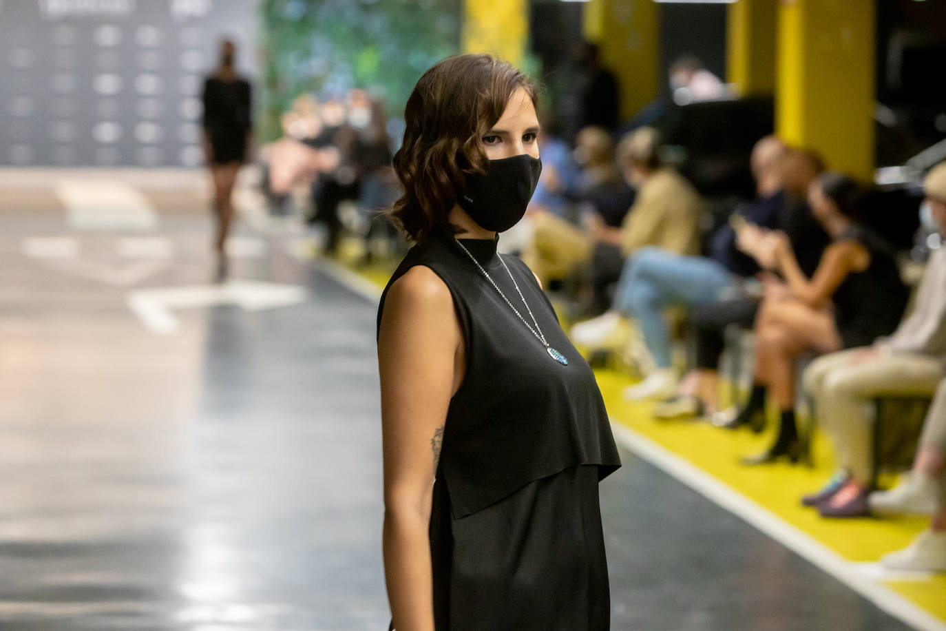 El nuevo parking de Garbera acogió el primer evento presencial de la «era Covid» dentro del GdM San Sebastián Moda Festival. Con el aforo completo, una puesta en escena sorprendente y colorista y un plantel de firmas primer nivel estatal, 15 firmas presentaron sus colecciones otoño-invierno 2020/2021 con un pase final cargado de simbolismo y apoyo al comercio de proximidad.