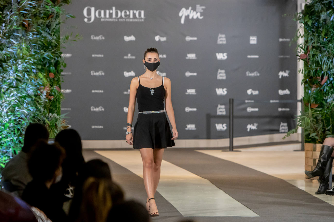 El nuevo parking de Garbera acogió el primer evento presencial de la «era Covid» dentro del GdM San Sebastián Moda Festival. Con el aforo completo, una puesta en escena sorprendente y colorista y un plantel de firmas primer nivel estatal, 15 firmas presentaron sus colecciones otoño-invierno 2020/2021 con un pase final cargado de simbolismo y apoyo al comercio de proximidad.