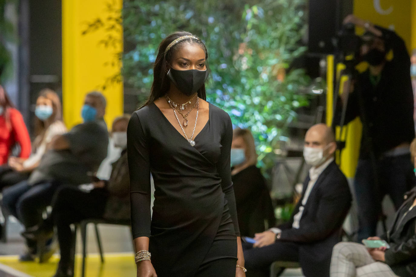 El nuevo parking de Garbera acogió el primer evento presencial de la «era Covid» dentro del GdM San Sebastián Moda Festival. Con el aforo completo, una puesta en escena sorprendente y colorista y un plantel de firmas primer nivel estatal, 15 firmas presentaron sus colecciones otoño-invierno 2020/2021 con un pase final cargado de simbolismo y apoyo al comercio de proximidad.