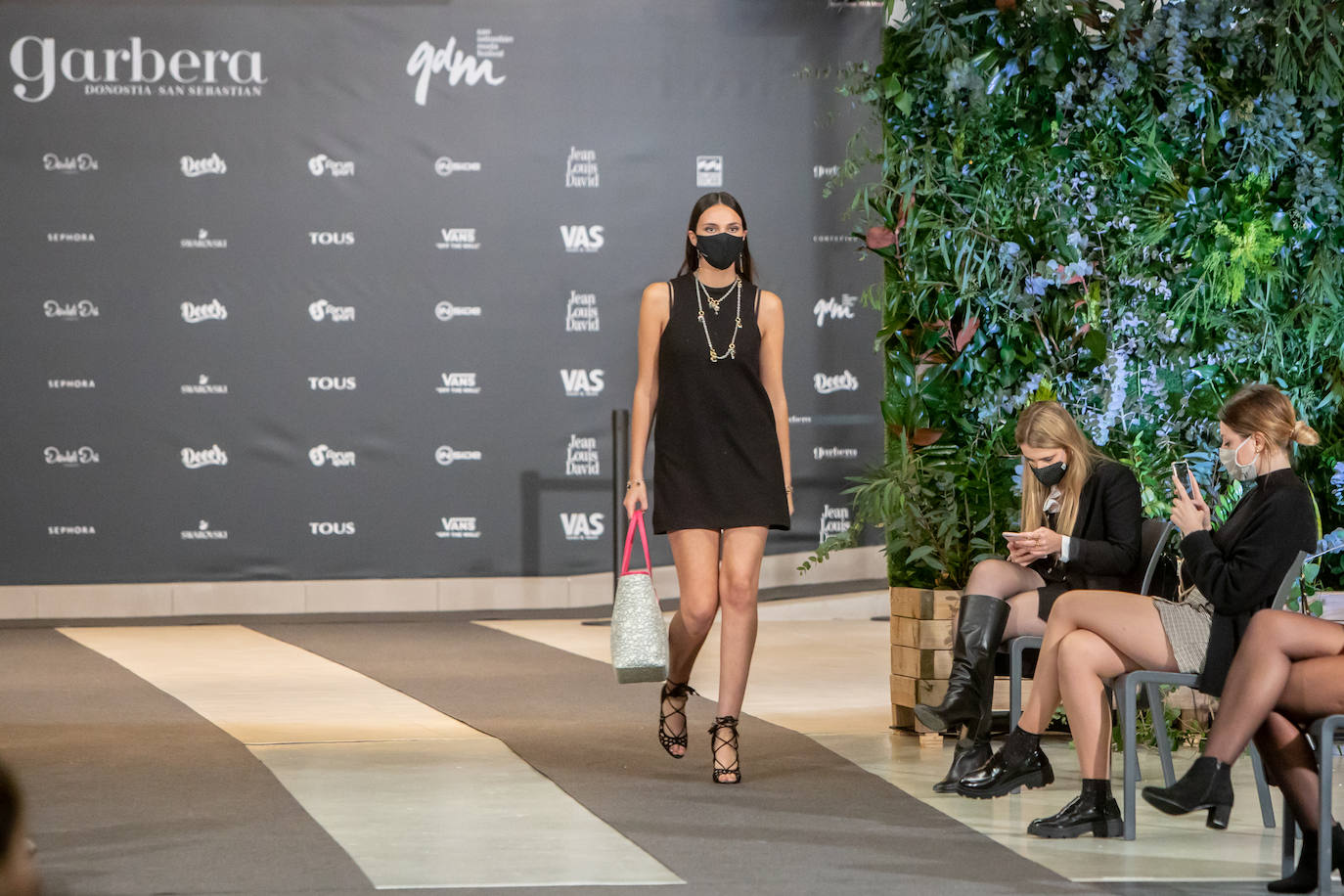 El nuevo parking de Garbera acogió el primer evento presencial de la «era Covid» dentro del GdM San Sebastián Moda Festival. Con el aforo completo, una puesta en escena sorprendente y colorista y un plantel de firmas primer nivel estatal, 15 firmas presentaron sus colecciones otoño-invierno 2020/2021 con un pase final cargado de simbolismo y apoyo al comercio de proximidad.