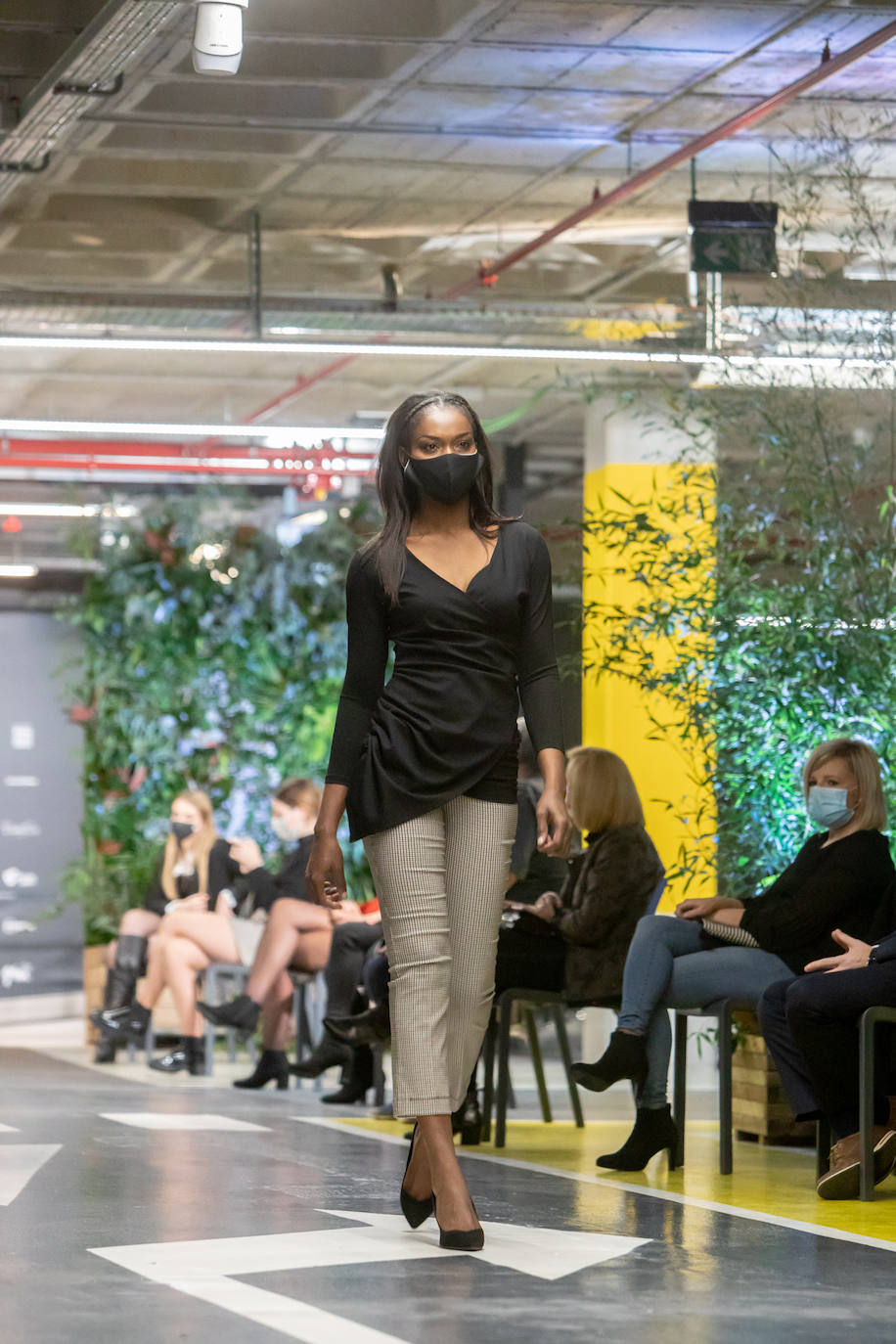 El nuevo parking de Garbera acogió el primer evento presencial de la «era Covid» dentro del GdM San Sebastián Moda Festival. Con el aforo completo, una puesta en escena sorprendente y colorista y un plantel de firmas primer nivel estatal, 15 firmas presentaron sus colecciones otoño-invierno 2020/2021 con un pase final cargado de simbolismo y apoyo al comercio de proximidad.