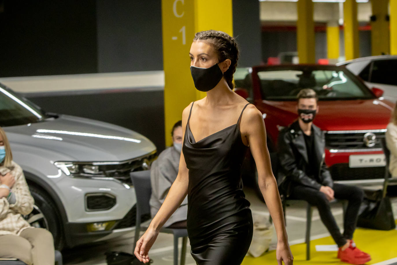 El nuevo parking de Garbera acogió el primer evento presencial de la «era Covid» dentro del GdM San Sebastián Moda Festival. Con el aforo completo, una puesta en escena sorprendente y colorista y un plantel de firmas primer nivel estatal, 15 firmas presentaron sus colecciones otoño-invierno 2020/2021 con un pase final cargado de simbolismo y apoyo al comercio de proximidad.