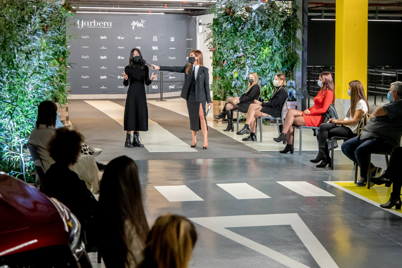 El nuevo parking de Garbera acogió el primer evento presencial de la «era Covid» dentro del GdM San Sebastián Moda Festival. Con el aforo completo, una puesta en escena sorprendente y colorista y un plantel de firmas primer nivel estatal, 15 firmas presentaron sus colecciones otoño-invierno 2020/2021 con un pase final cargado de simbolismo y apoyo al comercio de proximidad.