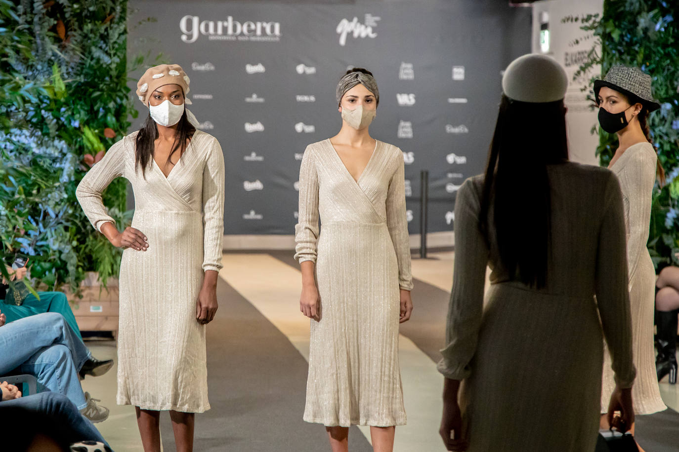 El nuevo parking de Garbera acogió el primer evento presencial de la «era Covid» dentro del GdM San Sebastián Moda Festival. Con el aforo completo, una puesta en escena sorprendente y colorista y un plantel de firmas primer nivel estatal, 15 firmas presentaron sus colecciones otoño-invierno 2020/2021 con un pase final cargado de simbolismo y apoyo al comercio de proximidad.