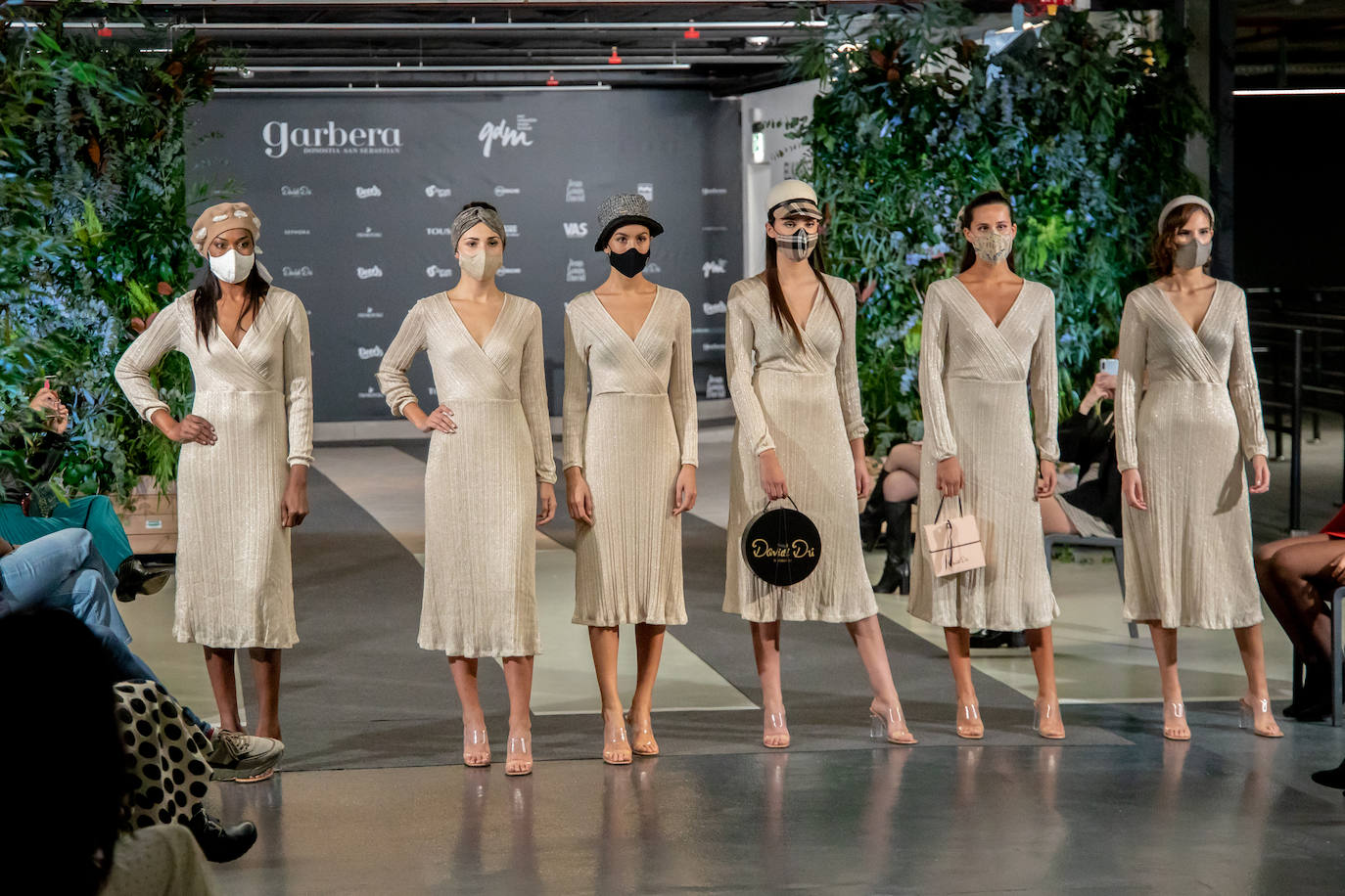 El nuevo parking de Garbera acogió el primer evento presencial de la «era Covid» dentro del GdM San Sebastián Moda Festival. Con el aforo completo, una puesta en escena sorprendente y colorista y un plantel de firmas primer nivel estatal, 15 firmas presentaron sus colecciones otoño-invierno 2020/2021 con un pase final cargado de simbolismo y apoyo al comercio de proximidad.