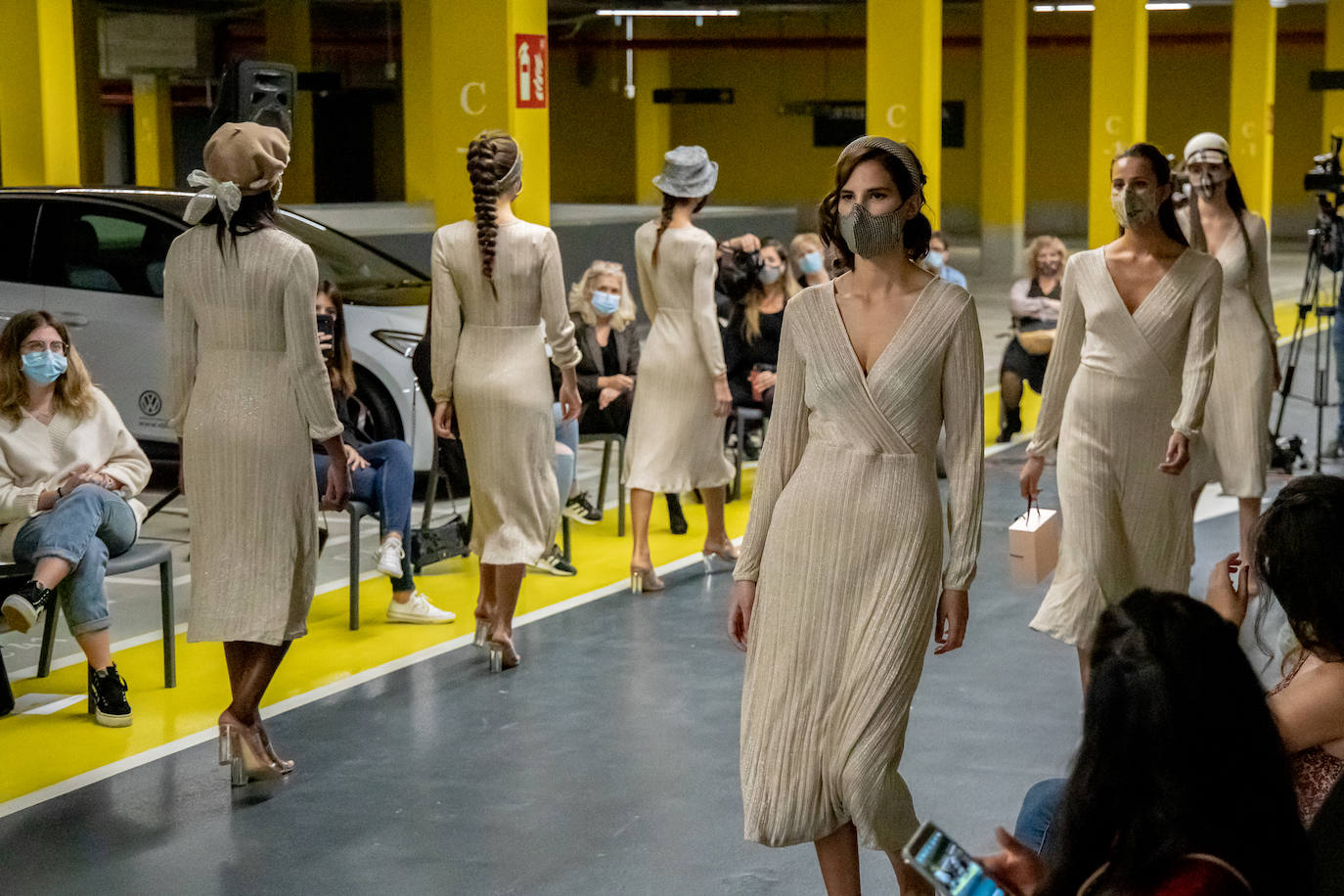 El nuevo parking de Garbera acogió el primer evento presencial de la «era Covid» dentro del GdM San Sebastián Moda Festival. Con el aforo completo, una puesta en escena sorprendente y colorista y un plantel de firmas primer nivel estatal, 15 firmas presentaron sus colecciones otoño-invierno 2020/2021 con un pase final cargado de simbolismo y apoyo al comercio de proximidad.