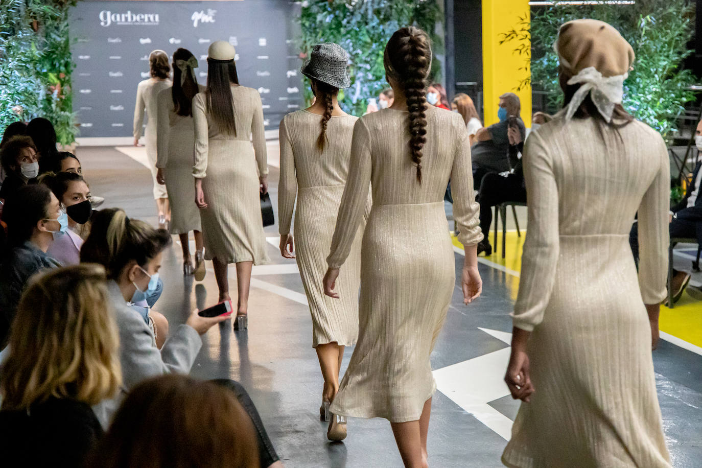 El nuevo parking de Garbera acogió el primer evento presencial de la «era Covid» dentro del GdM San Sebastián Moda Festival. Con el aforo completo, una puesta en escena sorprendente y colorista y un plantel de firmas primer nivel estatal, 15 firmas presentaron sus colecciones otoño-invierno 2020/2021 con un pase final cargado de simbolismo y apoyo al comercio de proximidad.