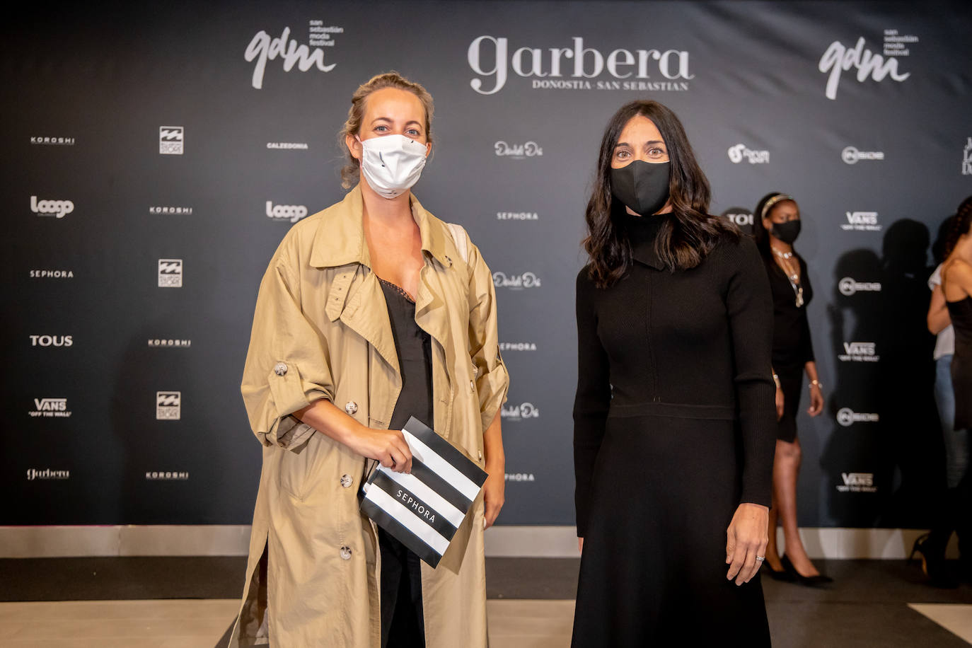 El nuevo parking de Garbera acogió el primer evento presencial de la «era Covid» dentro del GdM San Sebastián Moda Festival. Con el aforo completo, una puesta en escena sorprendente y colorista y un plantel de firmas primer nivel estatal, 15 firmas presentaron sus colecciones otoño-invierno 2020/2021 con un pase final cargado de simbolismo y apoyo al comercio de proximidad.