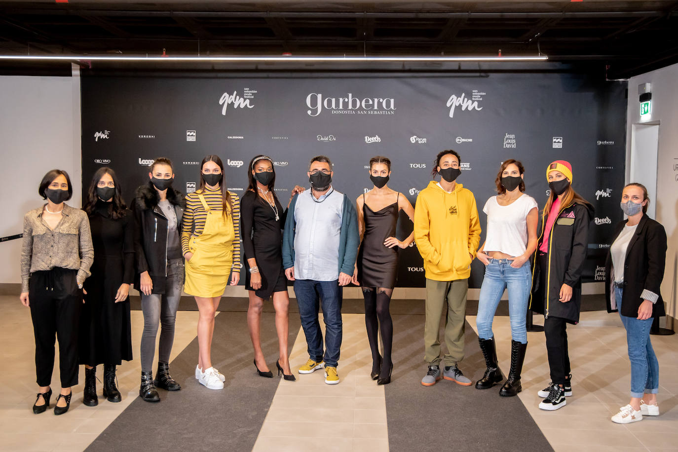 El nuevo parking de Garbera acogió el primer evento presencial de la «era Covid» dentro del GdM San Sebastián Moda Festival. Con el aforo completo, una puesta en escena sorprendente y colorista y un plantel de firmas primer nivel estatal, 15 firmas presentaron sus colecciones otoño-invierno 2020/2021 con un pase final cargado de simbolismo y apoyo al comercio de proximidad.