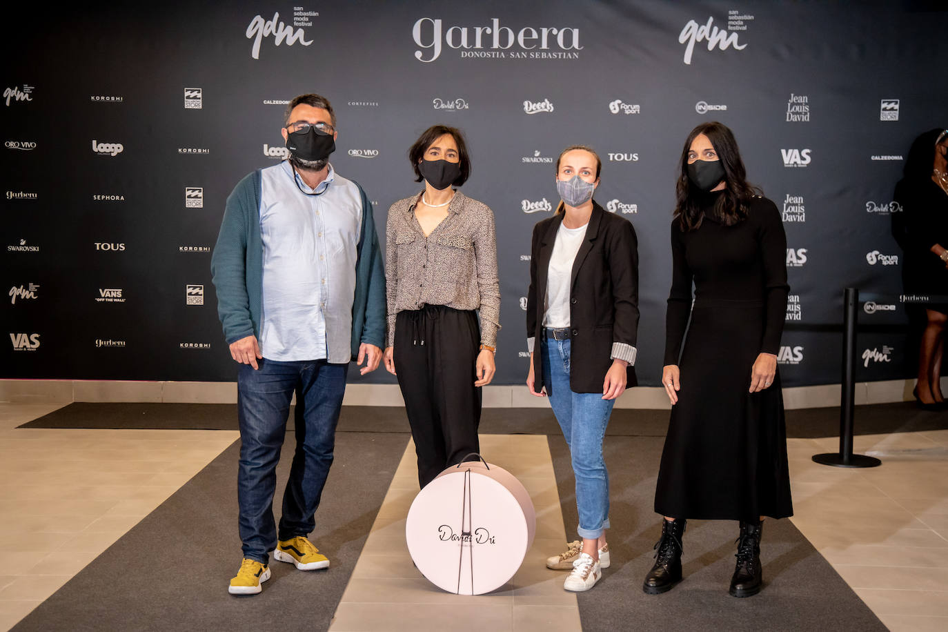 El nuevo parking de Garbera acogió el primer evento presencial de la «era Covid» dentro del GdM San Sebastián Moda Festival. Con el aforo completo, una puesta en escena sorprendente y colorista y un plantel de firmas primer nivel estatal, 15 firmas presentaron sus colecciones otoño-invierno 2020/2021 con un pase final cargado de simbolismo y apoyo al comercio de proximidad.
