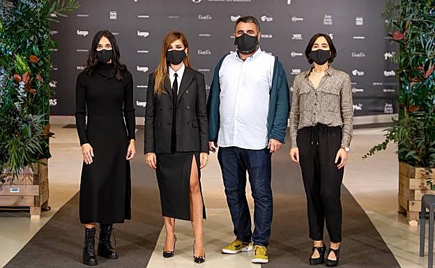 El equipo de Garbera y Laura Chamorro, directora del festival, tras el 'fashion show'. / DAVID VICENTE