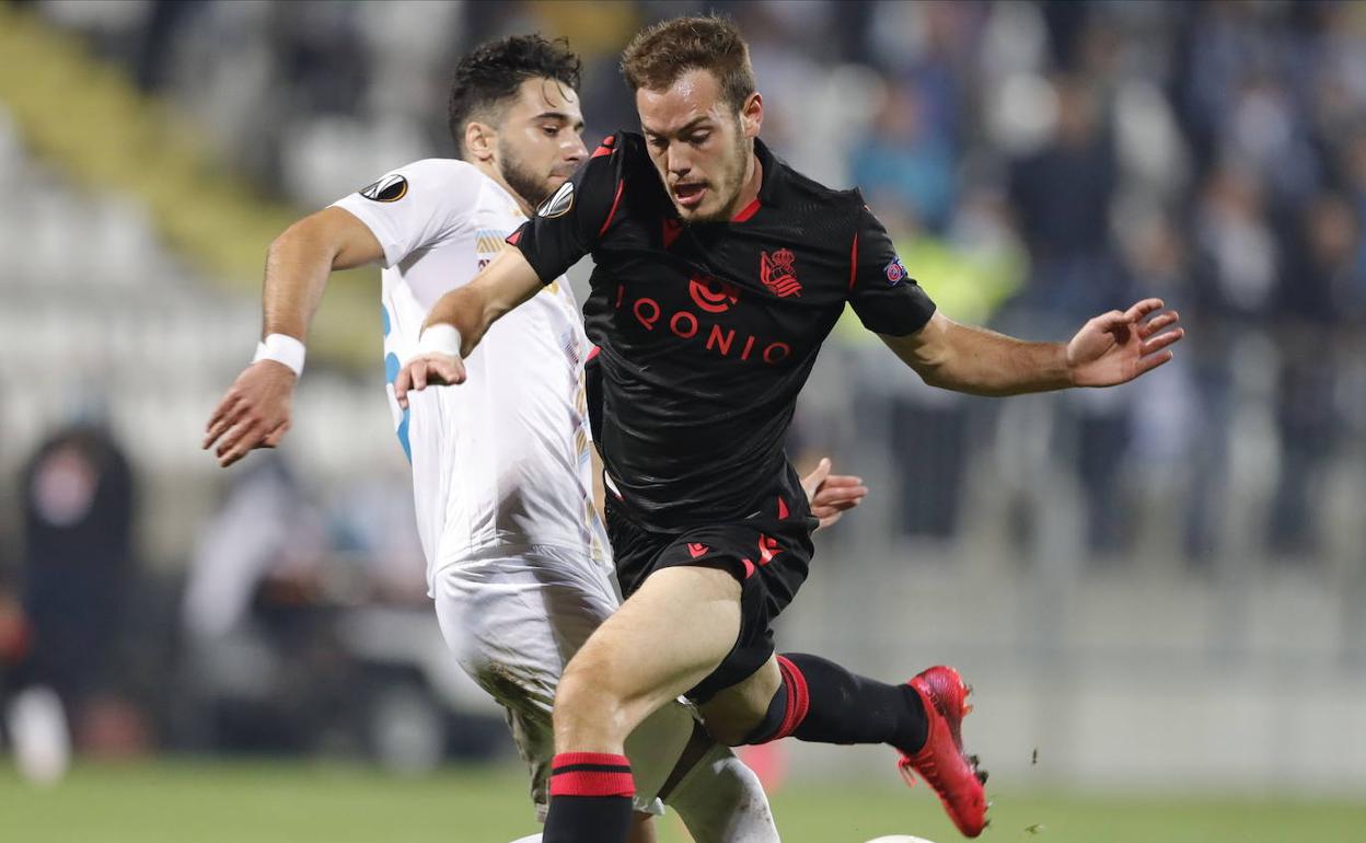 Bautista trata de zafarse de la presión de Escoval en los últimos minutos del partido. 