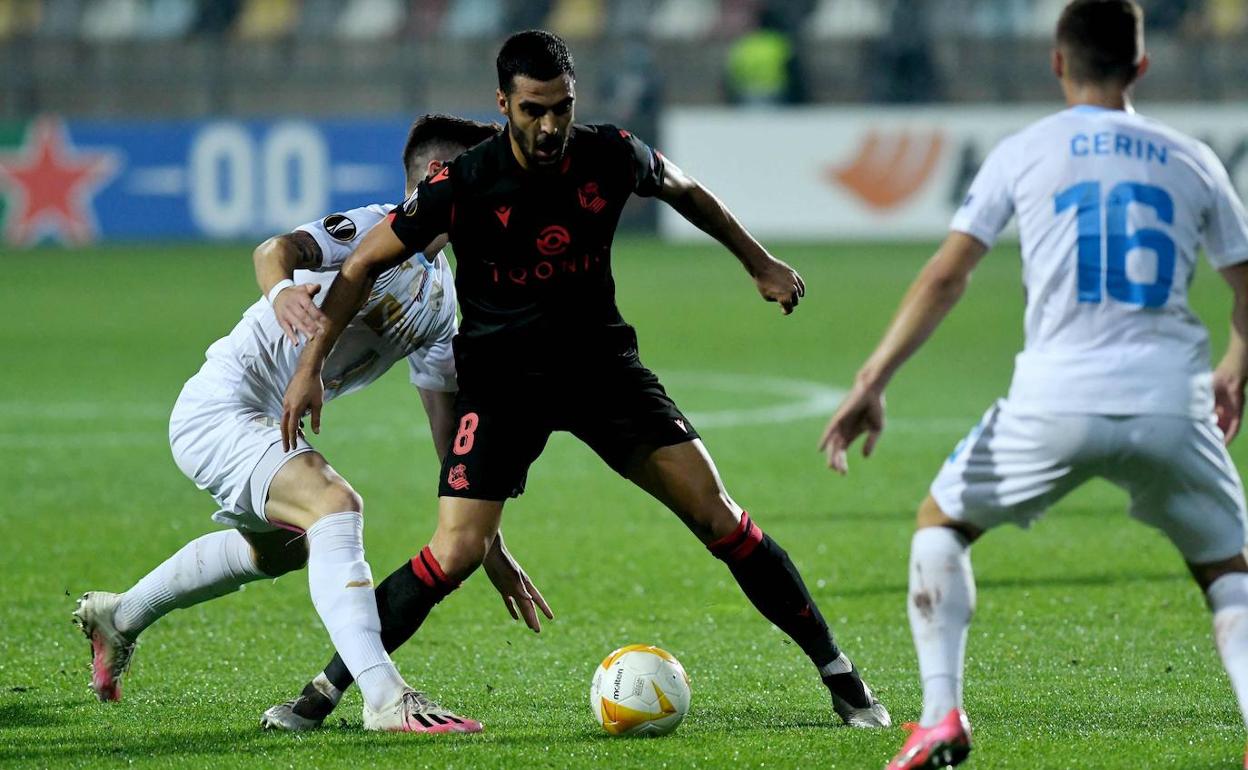 Merino se intenta zafar de dos jugadores croatas. 