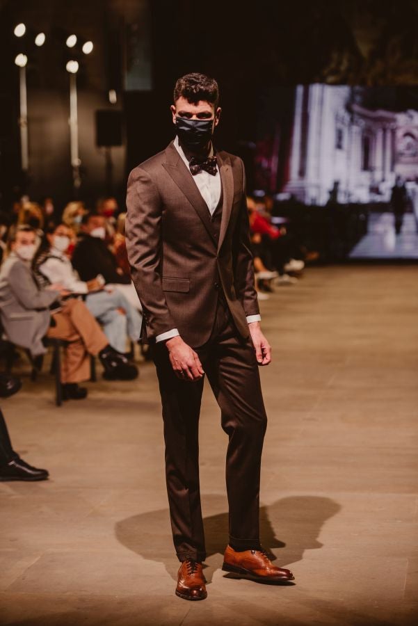 Un catalógo 2021 con propuestas para todo tipo de novios. La firma ha reunido propuestas para todo tipo de ceremonias, desde las más íntimas a las más sociales. La puesta en escena se ha complementado con los diseños de novia más destacados de la firma Yolanda Torres.