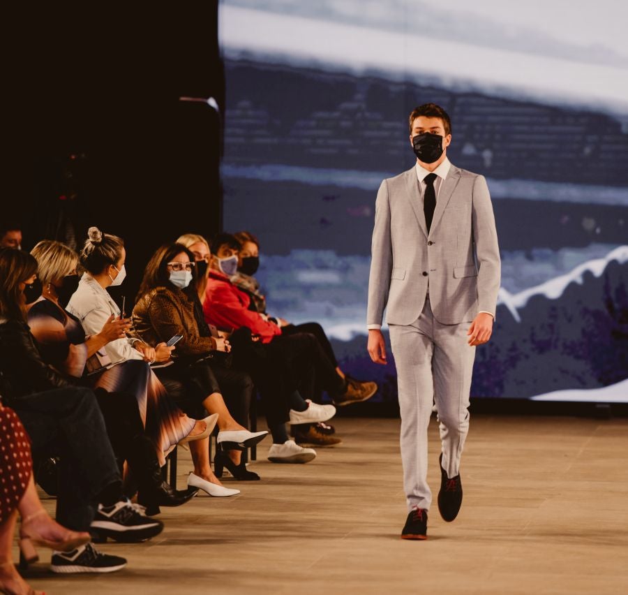 Un catalógo 2021 con propuestas para todo tipo de novios. La firma ha reunido propuestas para todo tipo de ceremonias, desde las más íntimas a las más sociales. La puesta en escena se ha complementado con los diseños de novia más destacados de la firma Yolanda Torres.