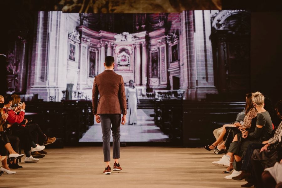 Un catalógo 2021 con propuestas para todo tipo de novios. La firma ha reunido propuestas para todo tipo de ceremonias, desde las más íntimas a las más sociales. La puesta en escena se ha complementado con los diseños de novia más destacados de la firma Yolanda Torres.