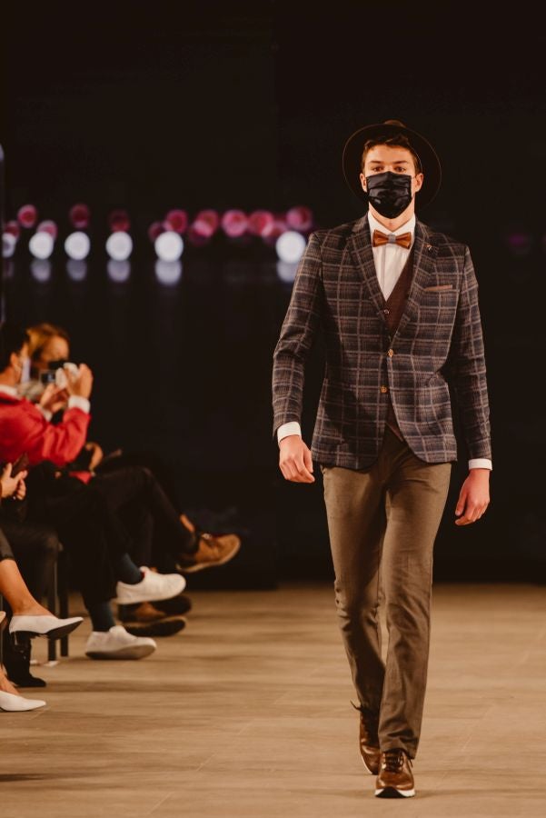 Un catalógo 2021 con propuestas para todo tipo de novios. La firma ha reunido propuestas para todo tipo de ceremonias, desde las más íntimas a las más sociales. La puesta en escena se ha complementado con los diseños de novia más destacados de la firma Yolanda Torres.