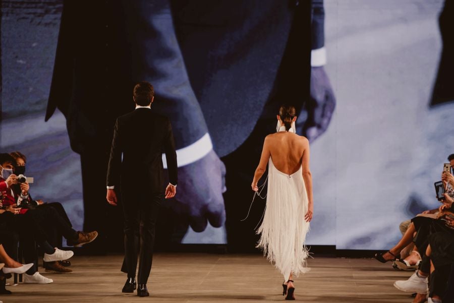 Un catalógo 2021 con propuestas para todo tipo de novios. La firma ha reunido propuestas para todo tipo de ceremonias, desde las más íntimas a las más sociales. La puesta en escena se ha complementado con los diseños de novia más destacados de la firma Yolanda Torres.