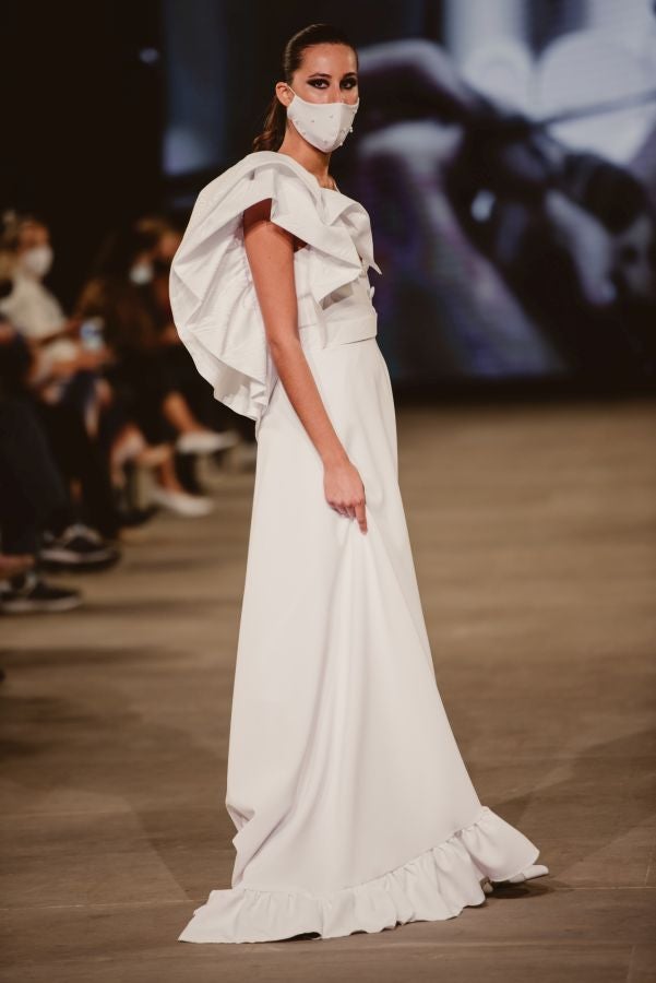 Un catalógo 2021 con propuestas para todo tipo de novios. La firma ha reunido propuestas para todo tipo de ceremonias, desde las más íntimas a las más sociales. La puesta en escena se ha complementado con los diseños de novia más destacados de la firma Yolanda Torres.