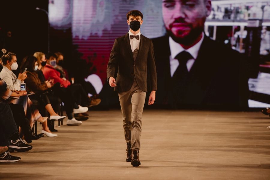 Un catalógo 2021 con propuestas para todo tipo de novios. La firma ha reunido propuestas para todo tipo de ceremonias, desde las más íntimas a las más sociales. La puesta en escena se ha complementado con los diseños de novia más destacados de la firma Yolanda Torres.