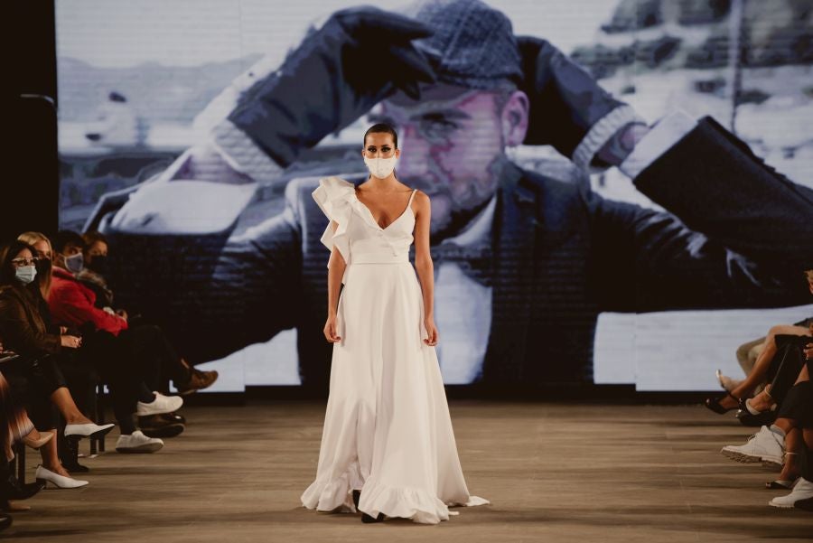 Un catalógo 2021 con propuestas para todo tipo de novios. La firma ha reunido propuestas para todo tipo de ceremonias, desde las más íntimas a las más sociales. La puesta en escena se ha complementado con los diseños de novia más destacados de la firma Yolanda Torres.