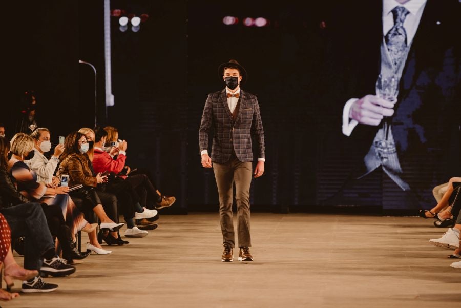 Un catalógo 2021 con propuestas para todo tipo de novios. La firma ha reunido propuestas para todo tipo de ceremonias, desde las más íntimas a las más sociales. La puesta en escena se ha complementado con los diseños de novia más destacados de la firma Yolanda Torres.