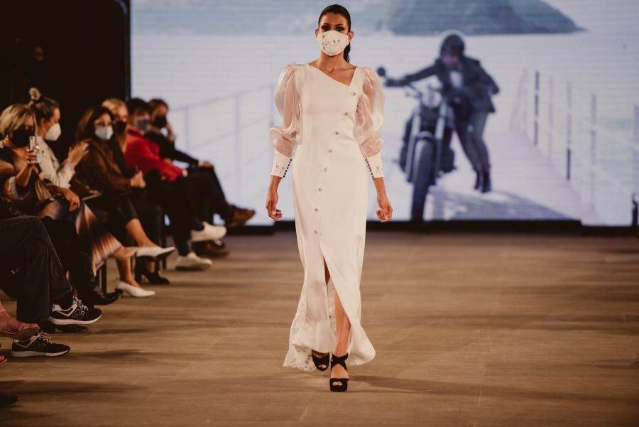 Un catalógo 2021 con propuestas para todo tipo de novios. La firma ha reunido propuestas para todo tipo de ceremonias, desde las más íntimas a las más sociales. La puesta en escena se ha complementado con los diseños de novia más destacados de la firma Yolanda Torres.