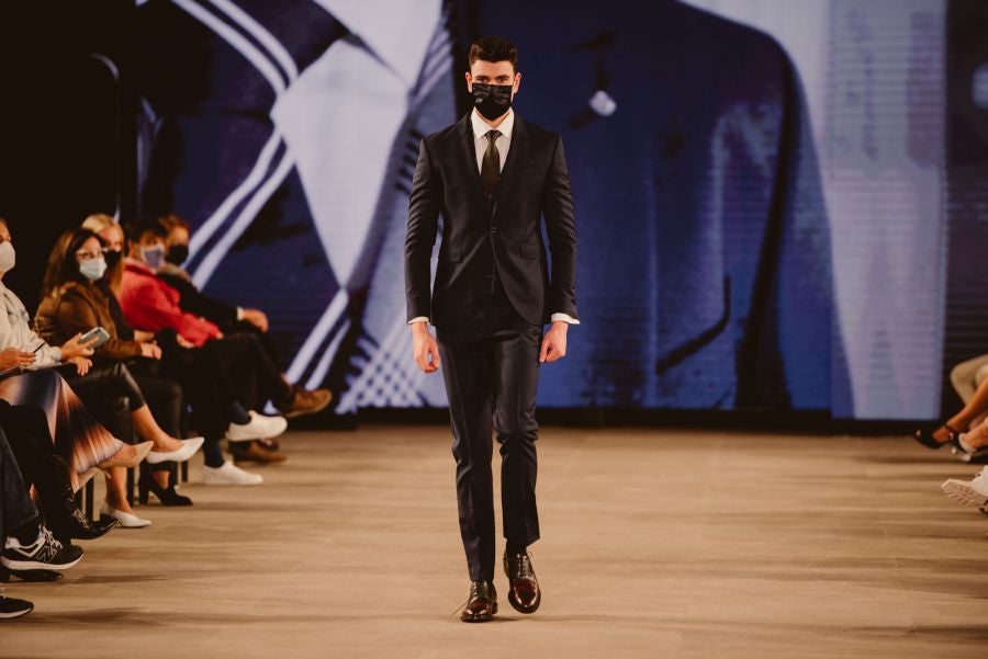 Un catalógo 2021 con propuestas para todo tipo de novios. La firma ha reunido propuestas para todo tipo de ceremonias, desde las más íntimas a las más sociales. La puesta en escena se ha complementado con los diseños de novia más destacados de la firma Yolanda Torres.