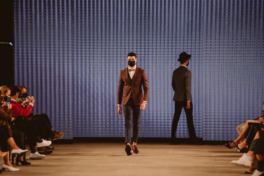 Un catalógo 2021 con propuestas para todo tipo de novios. La firma ha reunido propuestas para todo tipo de ceremonias, desde las más íntimas a las más sociales. La puesta en escena se ha complementado con los diseños de novia más destacados de la firma Yolanda Torres.