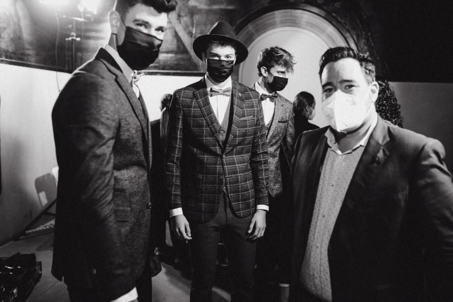 Un catalógo 2021 con propuestas para todo tipo de novios. La firma ha reunido propuestas para todo tipo de ceremonias, desde las más íntimas a las más sociales. La puesta en escena se ha complementado con los diseños de novia más destacados de la firma Yolanda Torres.