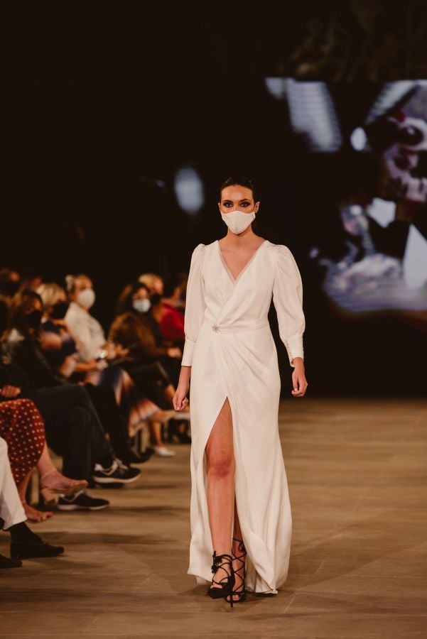 Un catalógo 2021 con propuestas para todo tipo de novios. La firma ha reunido propuestas para todo tipo de ceremonias, desde las más íntimas a las más sociales. La puesta en escena se ha complementado con los diseños de novia más destacados de la firma Yolanda Torres.