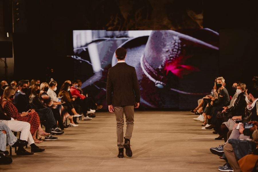 Un catalógo 2021 con propuestas para todo tipo de novios. La firma ha reunido propuestas para todo tipo de ceremonias, desde las más íntimas a las más sociales. La puesta en escena se ha complementado con los diseños de novia más destacados de la firma Yolanda Torres.