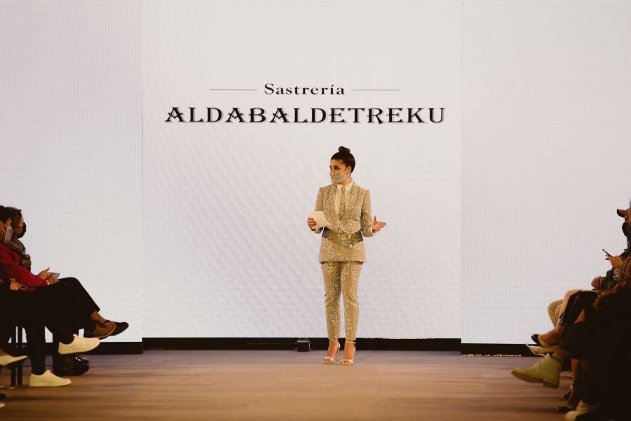 Un catalógo 2021 con propuestas para todo tipo de novios. La firma ha reunido propuestas para todo tipo de ceremonias, desde las más íntimas a las más sociales. La puesta en escena se ha complementado con los diseños de novia más destacados de la firma Yolanda Torres.