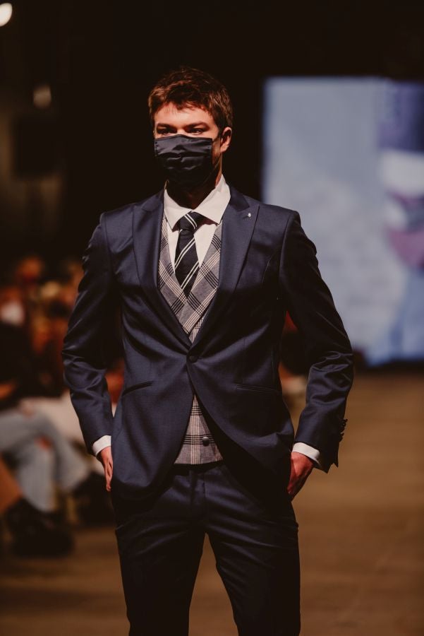 Un catalógo 2021 con propuestas para todo tipo de novios. La firma ha reunido propuestas para todo tipo de ceremonias, desde las más íntimas a las más sociales. La puesta en escena se ha complementado con los diseños de novia más destacados de la firma Yolanda Torres.