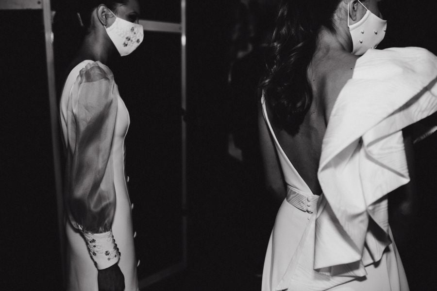 Un catalógo 2021 con propuestas para todo tipo de novios. La firma ha reunido propuestas para todo tipo de ceremonias, desde las más íntimas a las más sociales. La puesta en escena se ha complementado con los diseños de novia más destacados de la firma Yolanda Torres.