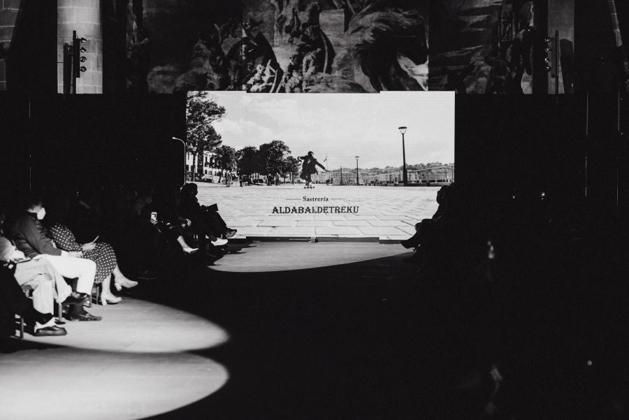 Un catalógo 2021 con propuestas para todo tipo de novios. La firma ha reunido propuestas para todo tipo de ceremonias, desde las más íntimas a las más sociales. La puesta en escena se ha complementado con los diseños de novia más destacados de la firma Yolanda Torres.