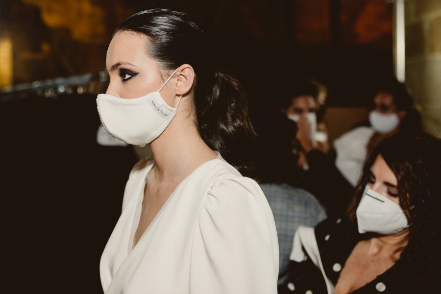 Un catalógo 2021 con propuestas para todo tipo de novios. La firma ha reunido propuestas para todo tipo de ceremonias, desde las más íntimas a las más sociales. La puesta en escena se ha complementado con los diseños de novia más destacados de la firma Yolanda Torres.