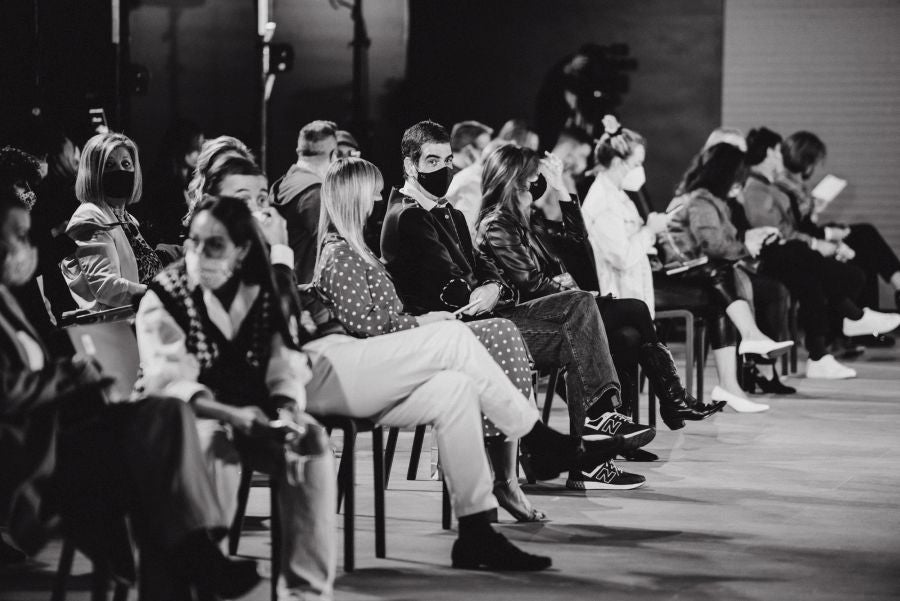 Un catalógo 2021 con propuestas para todo tipo de novios. La firma ha reunido propuestas para todo tipo de ceremonias, desde las más íntimas a las más sociales. La puesta en escena se ha complementado con los diseños de novia más destacados de la firma Yolanda Torres.