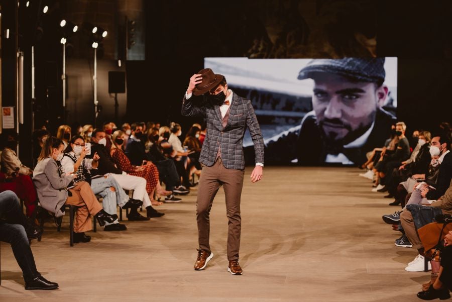 Un catalógo 2021 con propuestas para todo tipo de novios. La firma ha reunido propuestas para todo tipo de ceremonias, desde las más íntimas a las más sociales. La puesta en escena se ha complementado con los diseños de novia más destacados de la firma Yolanda Torres.