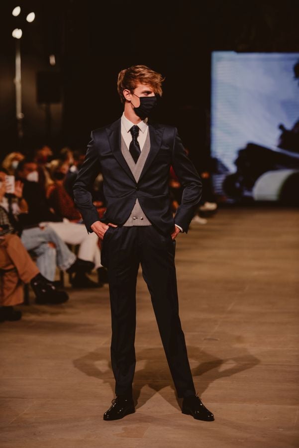 Un catalógo 2021 con propuestas para todo tipo de novios. La firma ha reunido propuestas para todo tipo de ceremonias, desde las más íntimas a las más sociales. La puesta en escena se ha complementado con los diseños de novia más destacados de la firma Yolanda Torres.