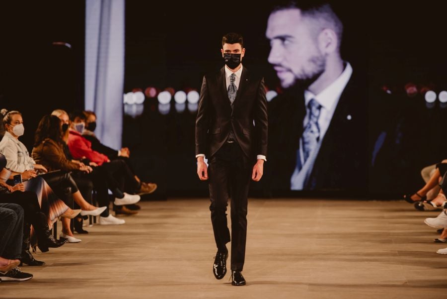 Un catalógo 2021 con propuestas para todo tipo de novios. La firma ha reunido propuestas para todo tipo de ceremonias, desde las más íntimas a las más sociales. La puesta en escena se ha complementado con los diseños de novia más destacados de la firma Yolanda Torres.