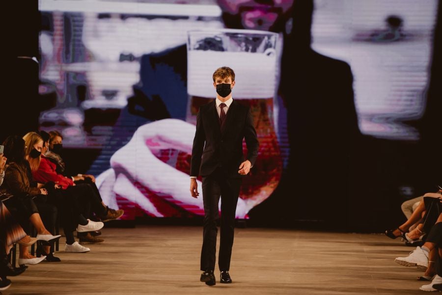 Un catalógo 2021 con propuestas para todo tipo de novios. La firma ha reunido propuestas para todo tipo de ceremonias, desde las más íntimas a las más sociales. La puesta en escena se ha complementado con los diseños de novia más destacados de la firma Yolanda Torres.