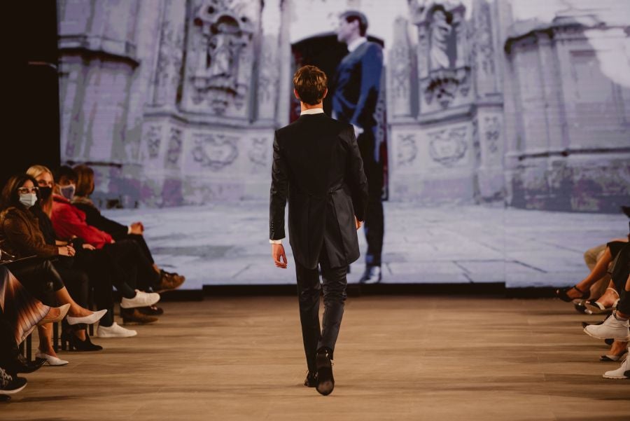 Un catalógo 2021 con propuestas para todo tipo de novios. La firma ha reunido propuestas para todo tipo de ceremonias, desde las más íntimas a las más sociales. La puesta en escena se ha complementado con los diseños de novia más destacados de la firma Yolanda Torres.